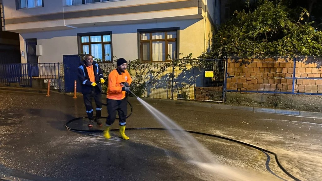 Gebze’de pazar yerleri hızla temizleniyor