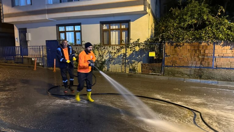 Gebze’de pazar yerleri hızla temizleniyor