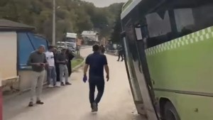 Halk otobüsü yoldan çıktı 12 kişi yaralandı!
