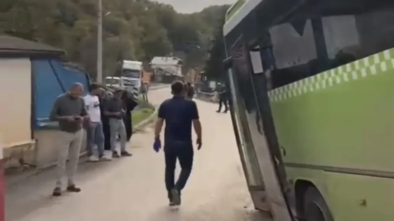 Halk otobüsü yoldan çıktı 12 kişi yaralandı!