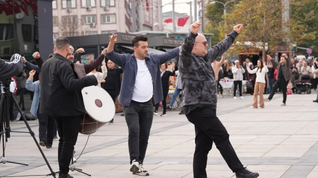İzmit’te 41 kişi Cumhuriyet için zeybek oynadı