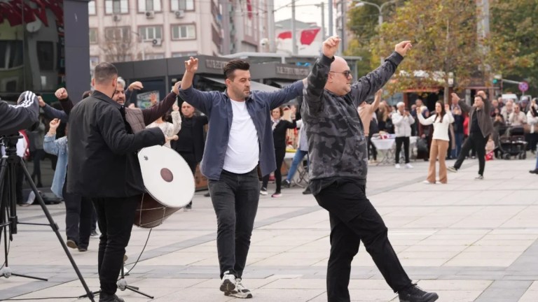 İzmit’te 41 kişi Cumhuriyet için zeybek oynadı