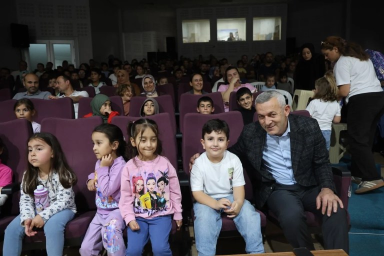 Kartepe’de minikler tiyatroyla buluştu