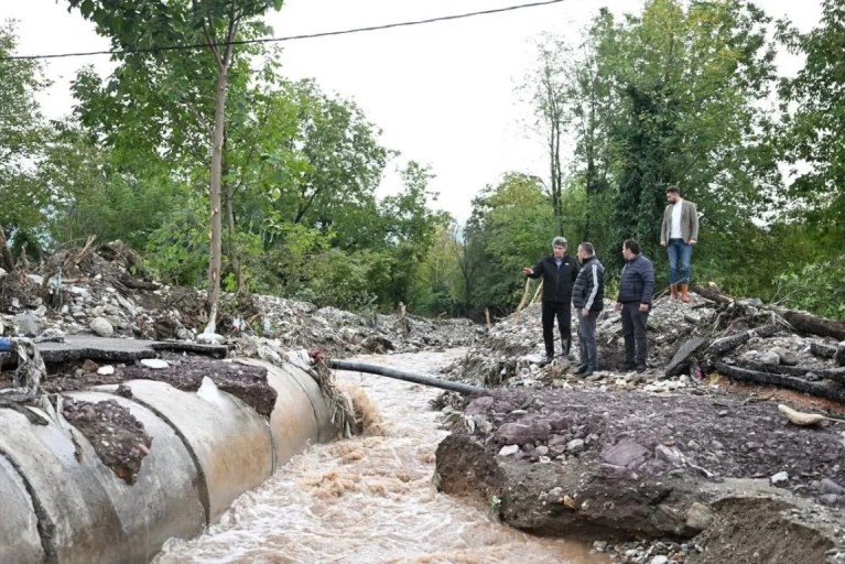Kartepe'de sağanak sonrası ekipler seferber oldu