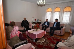 Kartepe’de yaşlı çifte anlamlı ziyaret