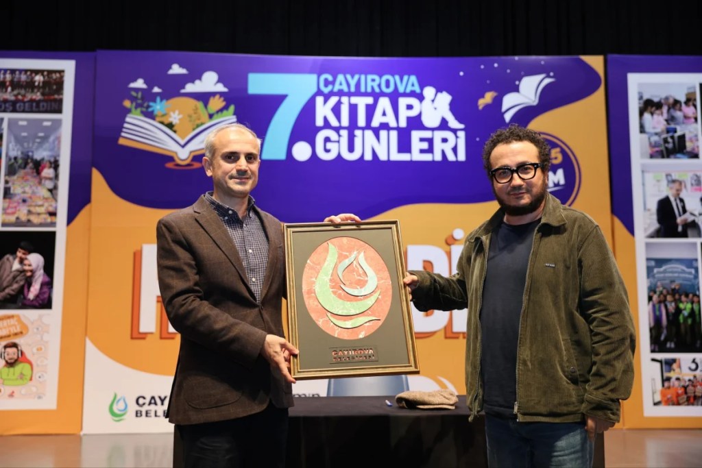 Oytun Erbaş Çayırova'da okurlarıyla buluştu