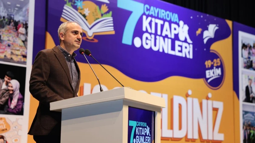 Oytun Erbaş Çayırova’da okurlarıyla buluştu