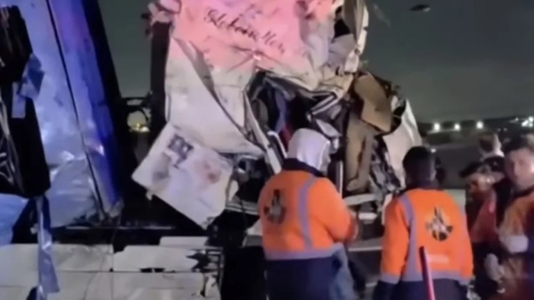 Refüjü aşan tır otomobille çarpıştı!