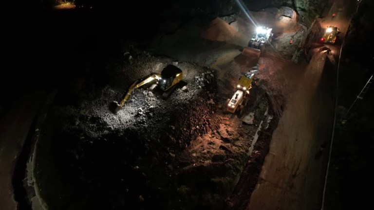 Serinlik Köyü’nde selin kapattığı yol açıldı