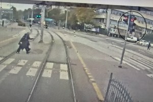 Tramvayın çarptığı Nesime Sert kurtarılamadı!