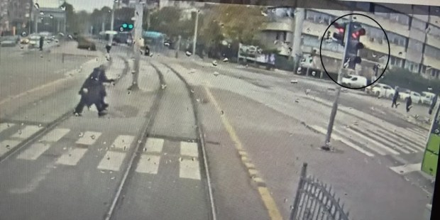 Tramvayın çarptığı Nesime Sert kurtarılamadı!