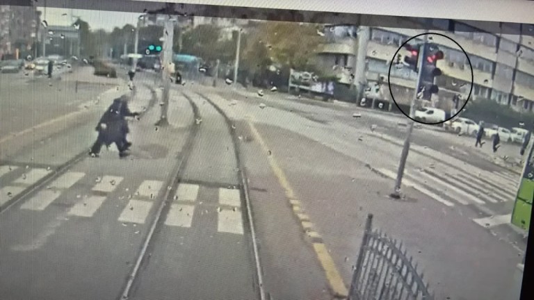 Tramvayın çarptığı Nesime Sert kurtarılamadı!