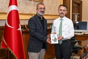 Yılmaz Dalgalan yeni romanını Vali Aktaş’a sundu